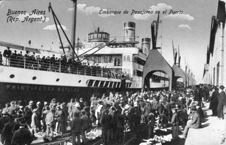 Buenos Aires, the end of the line: the crowd on the quay beside the ship, with PRINCIPESSA MAFALDA on her side. Postcard «Embarque de pasajeros en el puerto» (Passengers boarding in the port).