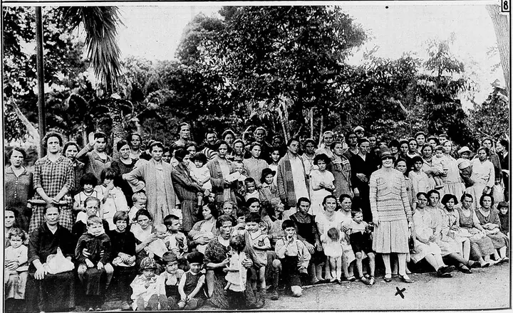 Women survivors on Ilha das Flores, in Rio: about a hundred people, almost all women and children, around the Italian ambassador’s wife, the one in the light dress, marked with an X on the ground. The magazine wrote: “A senhora embaixatriz da Italia — assignalada — entre senhoras que se salvaram no naufragio do Principessa Mafalda” (The wife of the Italian ambassador — marked — among ladies who survived the sinking of the Principessa Mafalda). Rosa Forner, her sister Maria Luigia and the five children were on the island from 28 to 30 October and may be in the photograph; no one has been recognised.