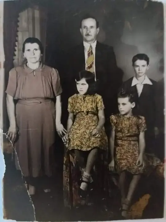 Maria Luigia Forner and Angelo Dei Agnoli with three children, in the 1940s; by their ages, they are not the children of the shipwreck but ones born later. Colourised photograph.