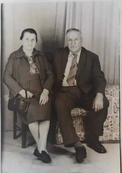 Maria Luigia Forner and Angelo Dei Agnoli in old age, in a studio portrait.