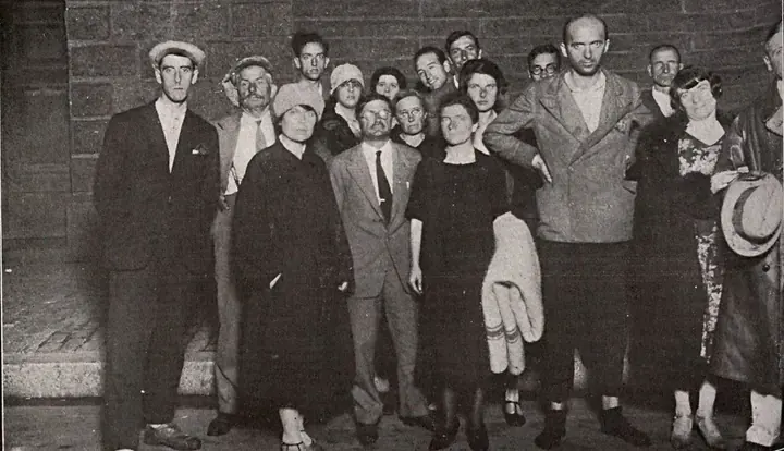 The first survivors to set foot in Rio, at night, at the Customs guard post. In the magazine: “Na guardamoria da Alfandega: os primeiros naufragos que pisaram a terra carioca” (At the Customs guard post: the first survivors to set foot in Rio).