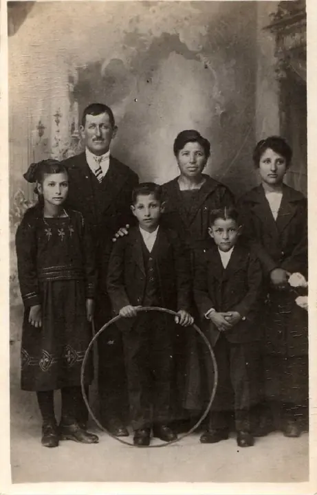 Juan Pica and María Verdura with their children, in Italy, before the voyage. Josefina is the girl on the left; María Rosa, later Sister Tomasina, is on the right.