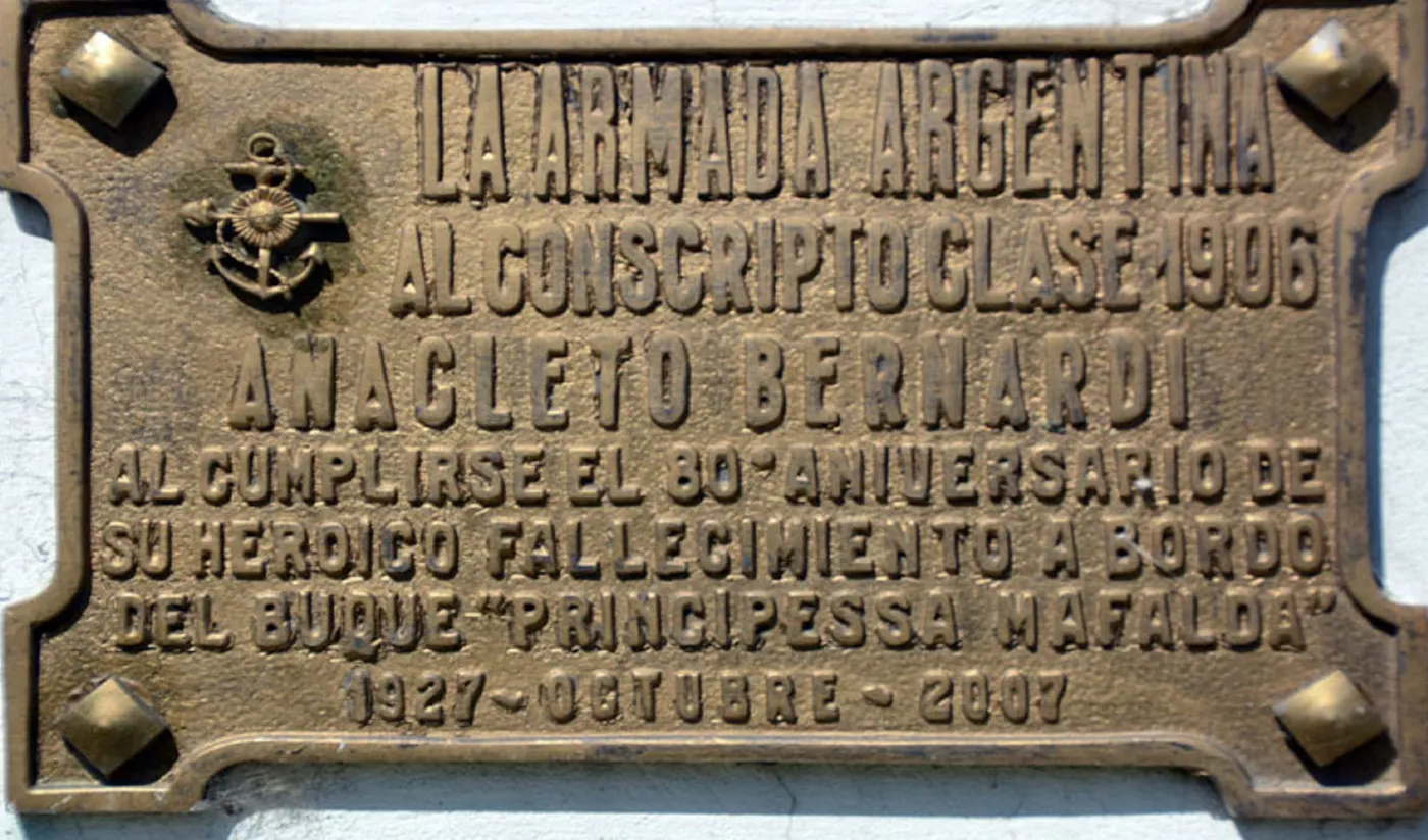 Targa di bronzo: La Armada Argentina al conscripto clase 1906 Anacleto Bernardi, al cumplirse el 80º aniversario de su heroico fallecimiento a bordo del buque Principessa Mafalda, 1927 octubre 2007.