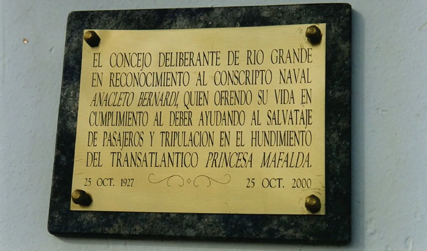 Targa del Concejo Deliberante di Río Grande in riconoscimento al coscritto di marina Anacleto Bernardi, 25 ottobre 1927 – 25 ottobre 2000.